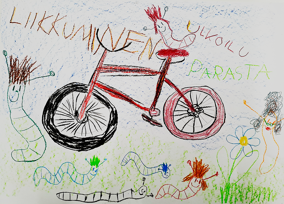 Hiilellä ja vahaliiduilla piirretty kuva, jonka keskellä on polkupyörä, sen ympärillä iloisen näköisiä matoja, nurmikkoa ja kukka. Pyörän ympärille on kirjoitettu sanat “Liikkuminen”, “Ulkoilu” ja “Parasta”.