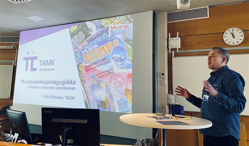 Ville Palkinen esitelmöimässä.