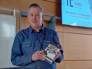 Ville Palkinen esittelee Mustanaamiopedagogiikka-kirjaa.