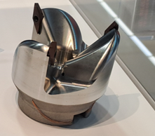 Fraunhoferin tulostama työkoneen teräosa, johon on sisälle upotettu 3D-tulostettu venymäliuska.