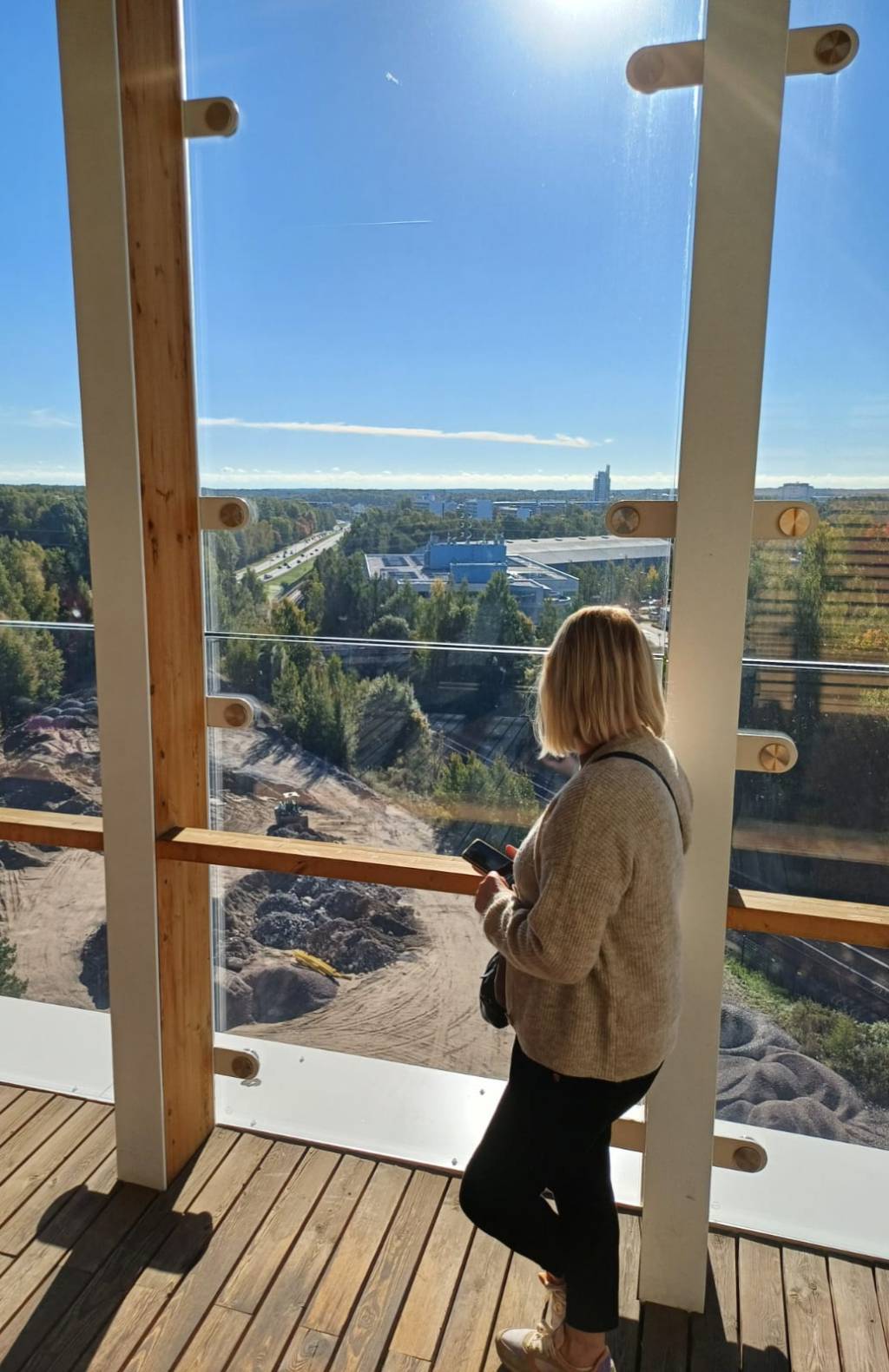 Nainen katsomassa ulos terassilta.