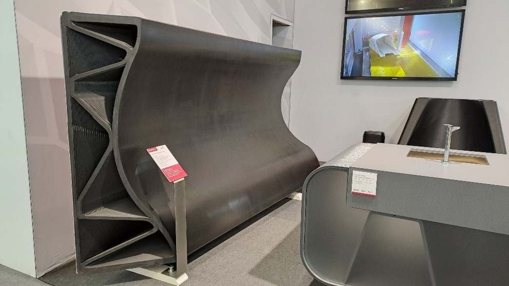 Breton Genesi E4 AM järjestelmällä tehty autoklaavimuotti. Materiaali on Thermocomp EC004EXAR1. Tulostusteho 51 kg/h, tulostusaika 11 h, koneistusaika 21 h.