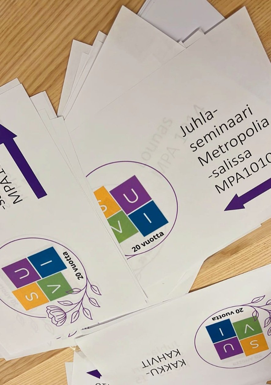 Juhlaseminaarilippuja pöydällä.