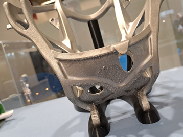 Kappale tukimateriaalien poistamisen jälkeen Dry Ice Blasting-menetelmällä.