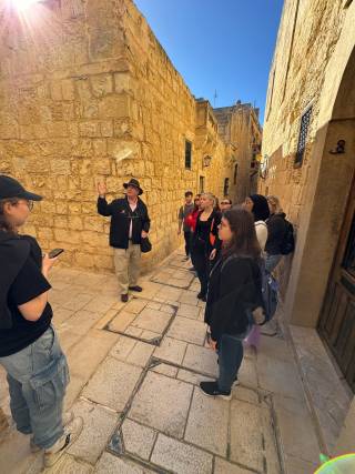 Mdinassa opiskelijoita raunioita katselemassa
