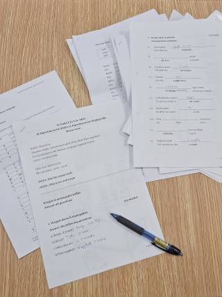 papereita ja kynä pöydällä