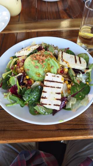 Ruokalautanen täynnä salaattia, juustoa, öljyä