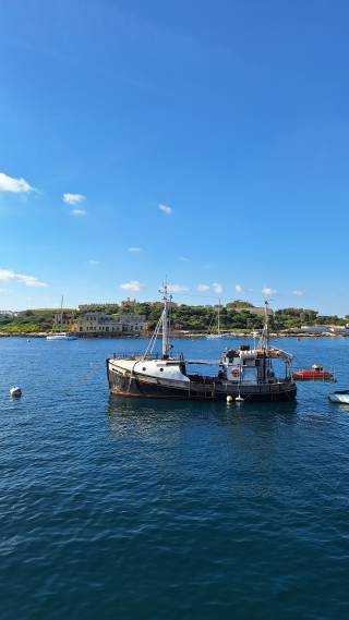 etualalla purjevene ja meri