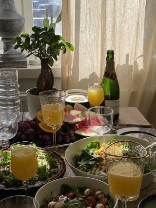 Pöytä täynnä ruokaa, juomaa ja kasveja