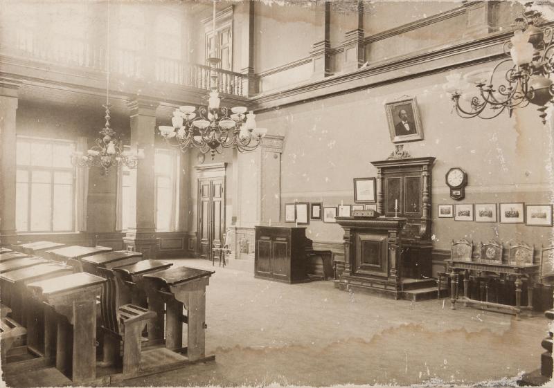 Mustavalkoinen valokuva koulun rukoussalista.