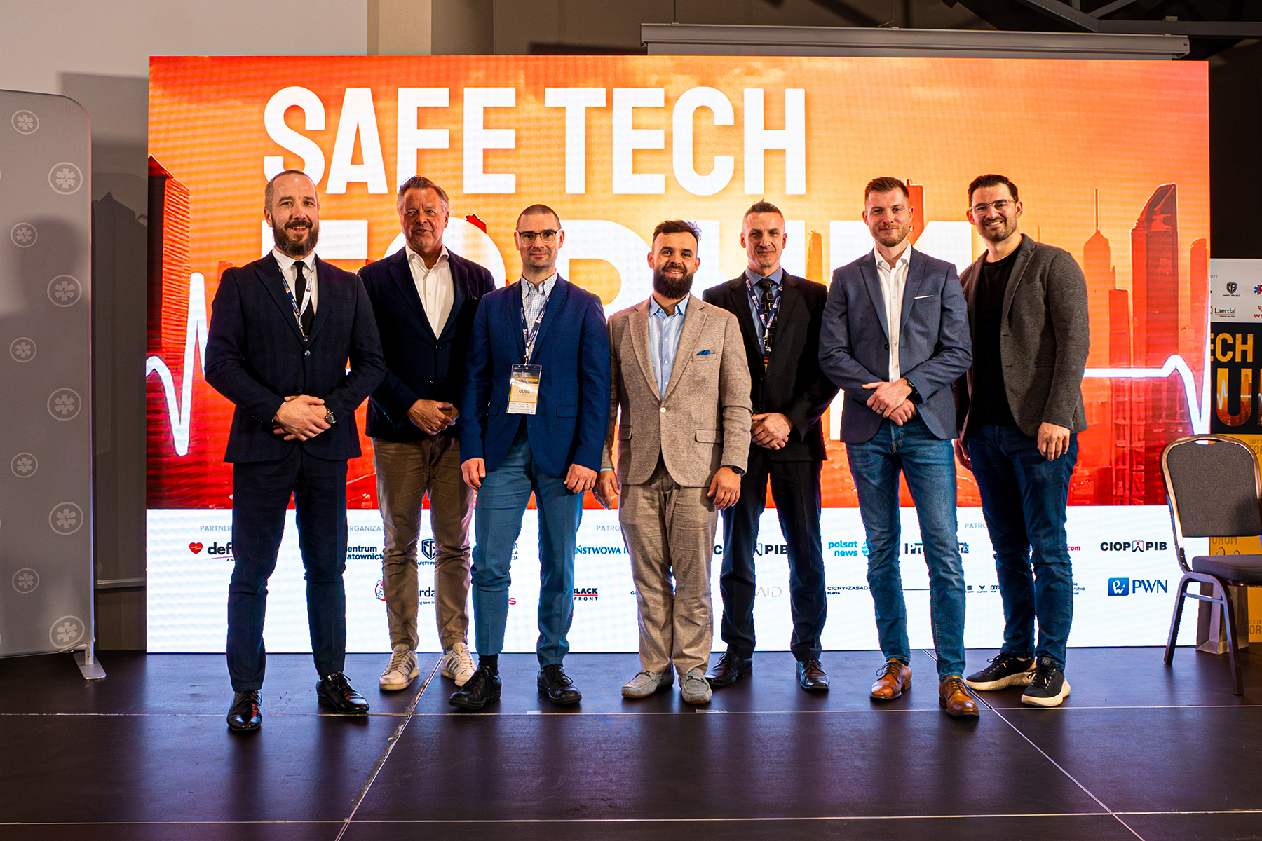 Safe Tech Forum -tapahtuman osallistujia.