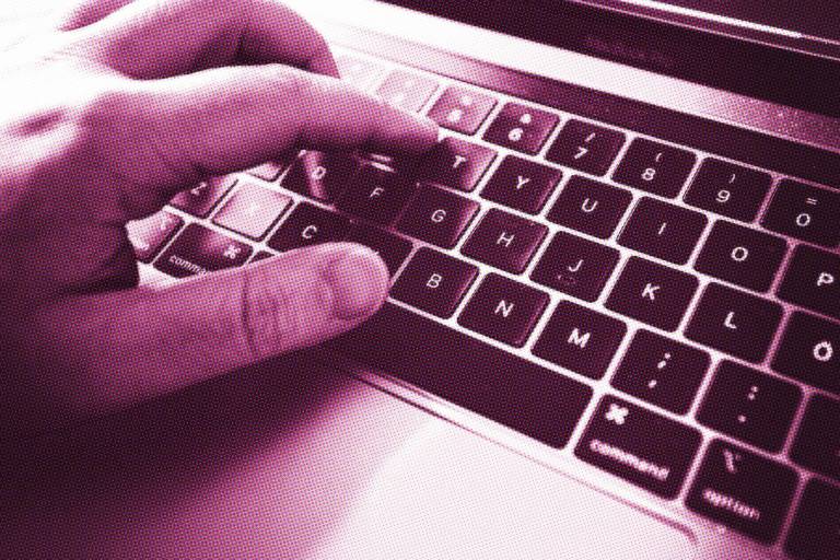 Lähikuva sormista tietokoneen näppäimistöllä.