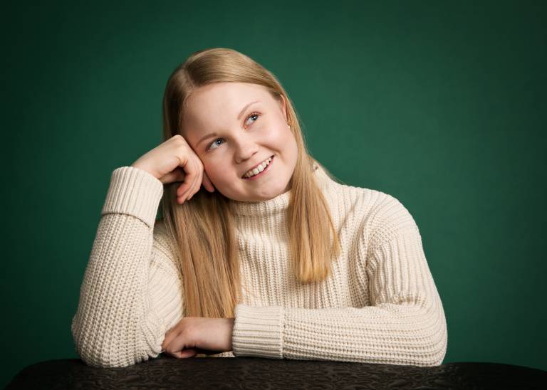 Kirjoittaja nojaamassa käteensä oivallusta tehdessään.