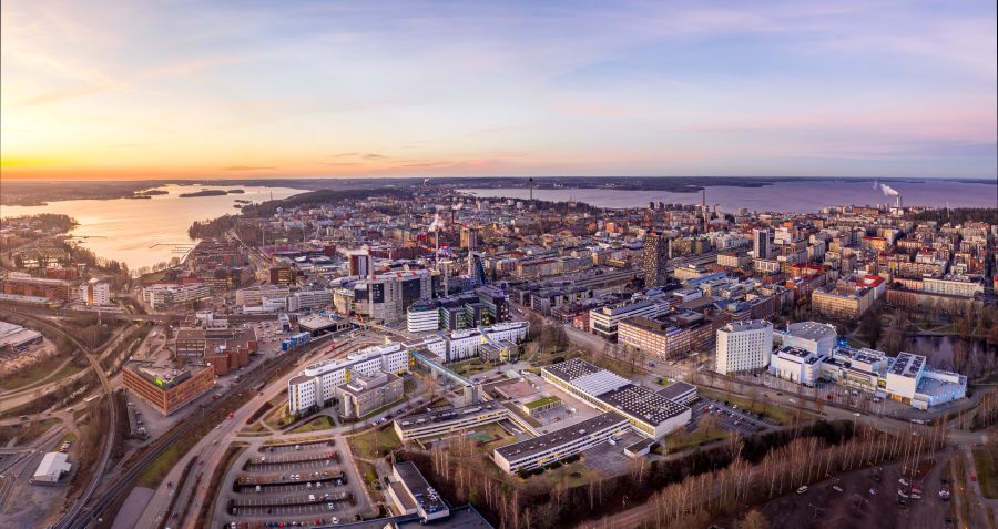 Ilmakuva, jossa näkyy yliopisto ja Tampereen keskustaa.