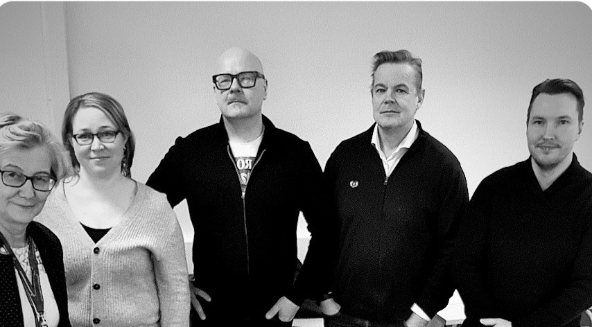 Viisi henkilöä. Rajattu blogissa esiintyvästä kuvasta.