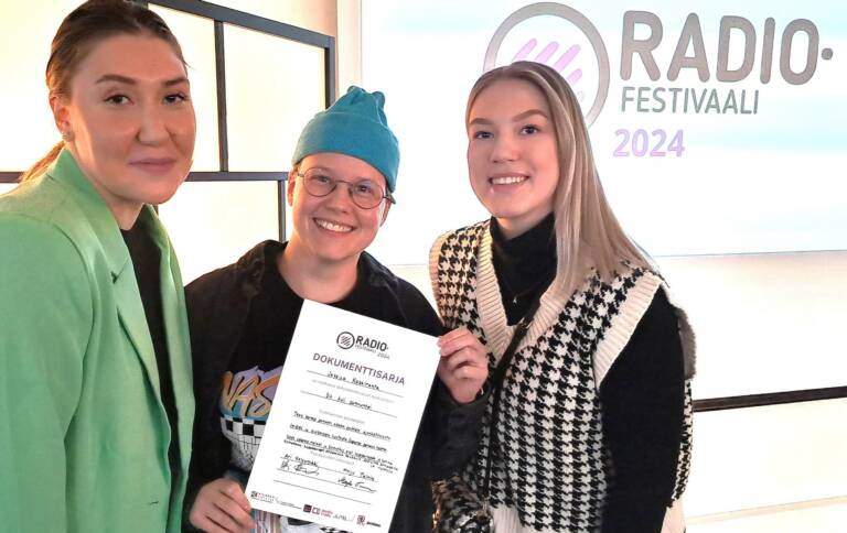 Keskellä Jessica Koskiranta tapahtuman tuottajien Tiia Huuran ja Annika Keskisen seurassa