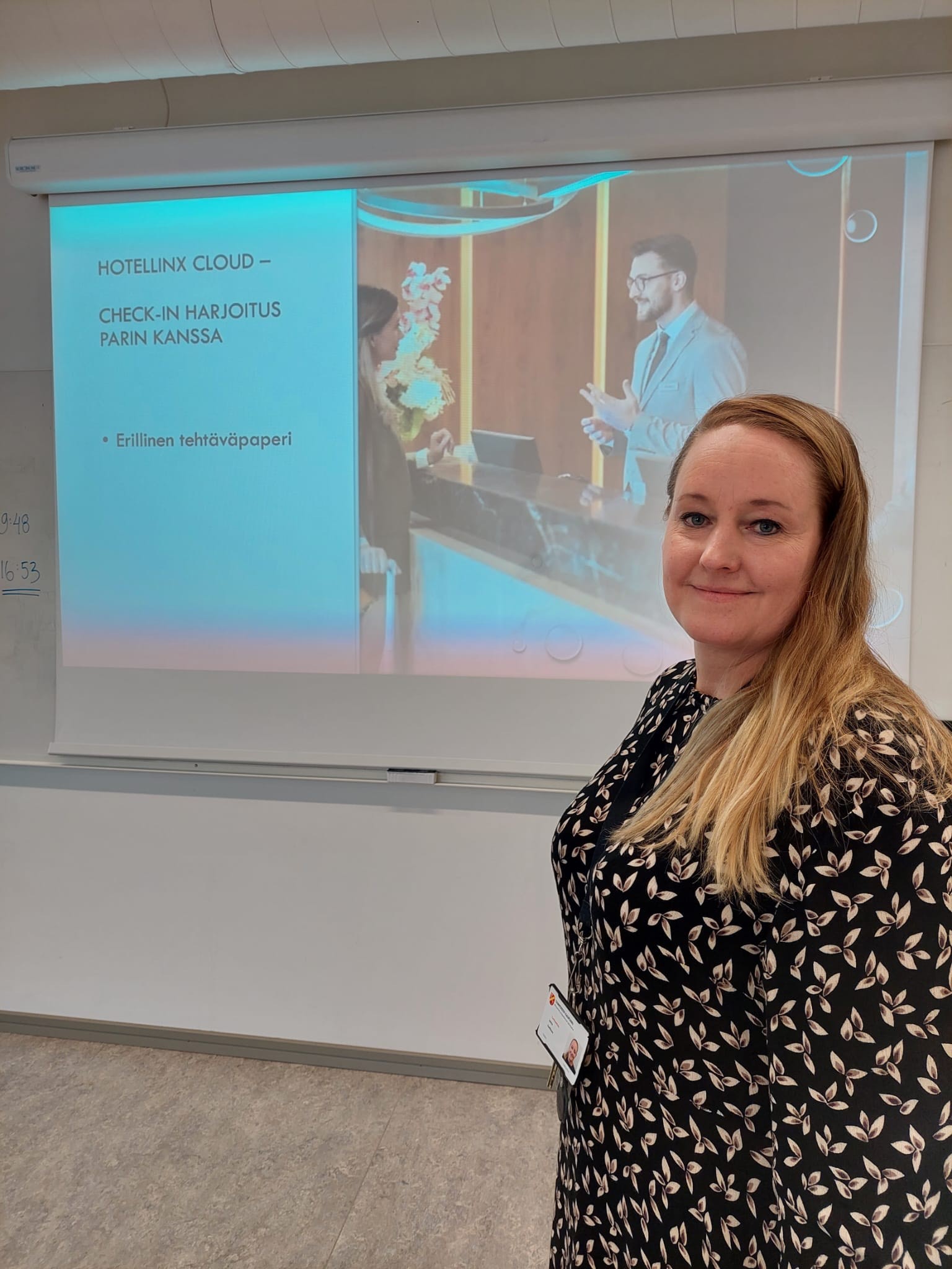 Kuvassa Jonna pitämässä esitystä.