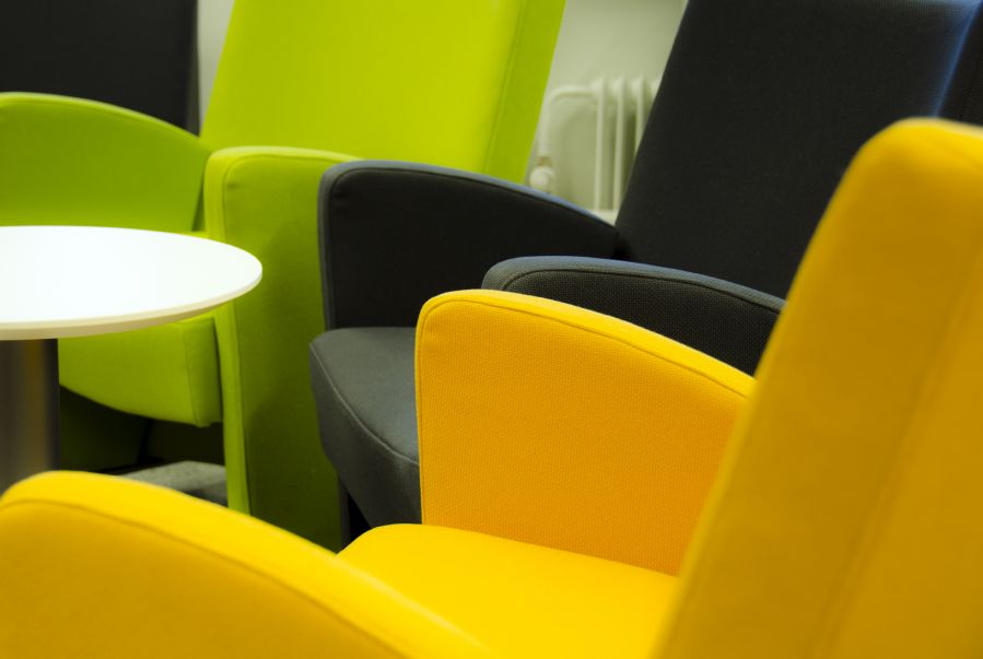 Värikkäitä nojatuoleja.