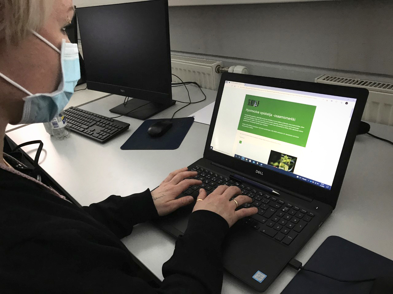 Opiskelija läppärin äärellä Hyvinvoiva opiskelija -osaamismerkin verkkosivulla.