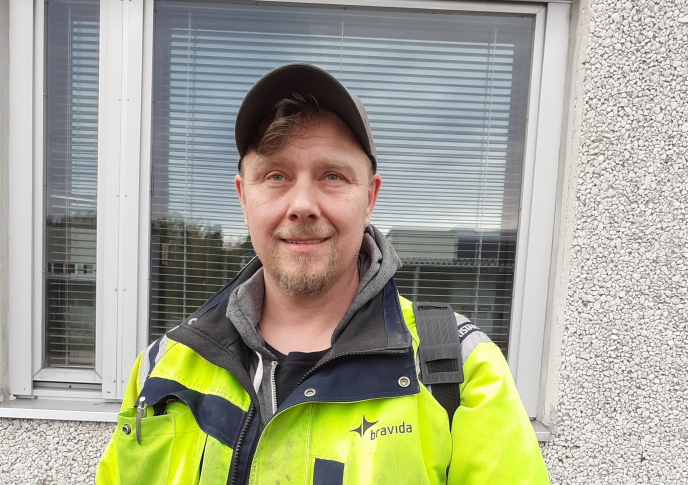 Työmaamestari Petri Koivu poseeraa kameralle työvaatteissaan.