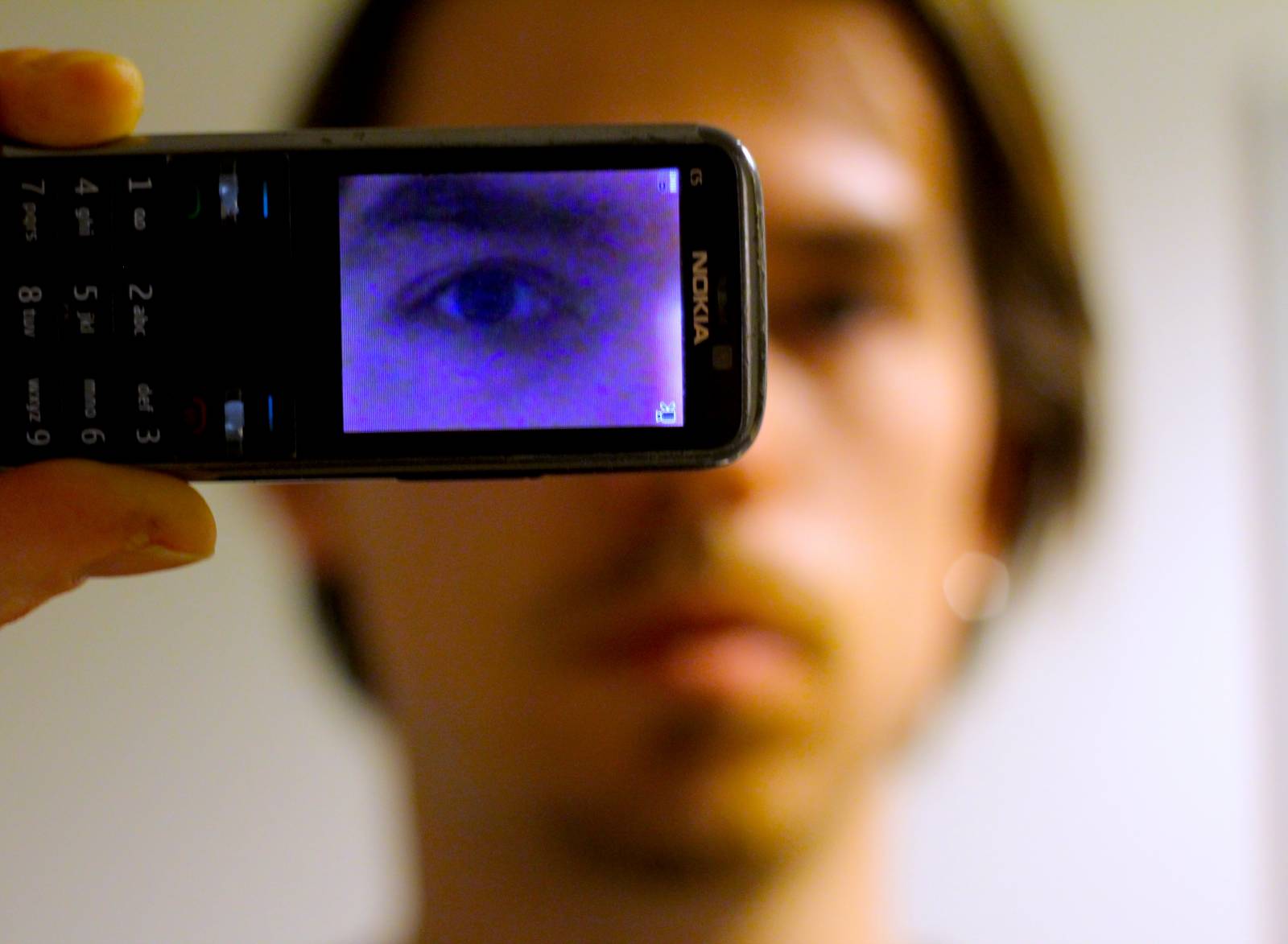 Ohjaaja Jesse Jalonen ja Nokian C5-kännykkä. Kuva: Anna Puustinen