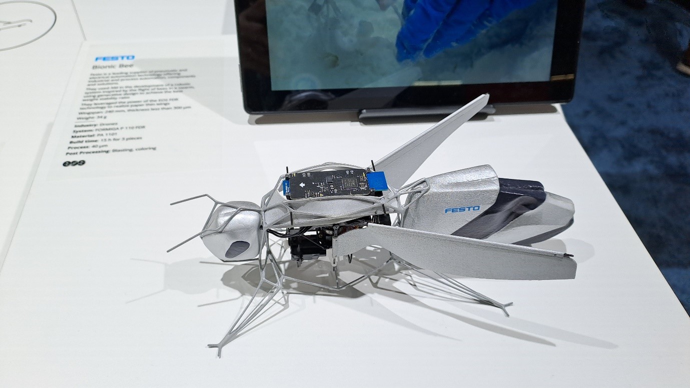 Metallista valmistettu kärpänen pöydällä.