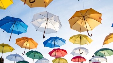 Kuvituskuva: värikkäitä sateenvarjoja