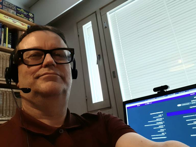 Taokin uusi työntekijä mikko turunen työpisteellään