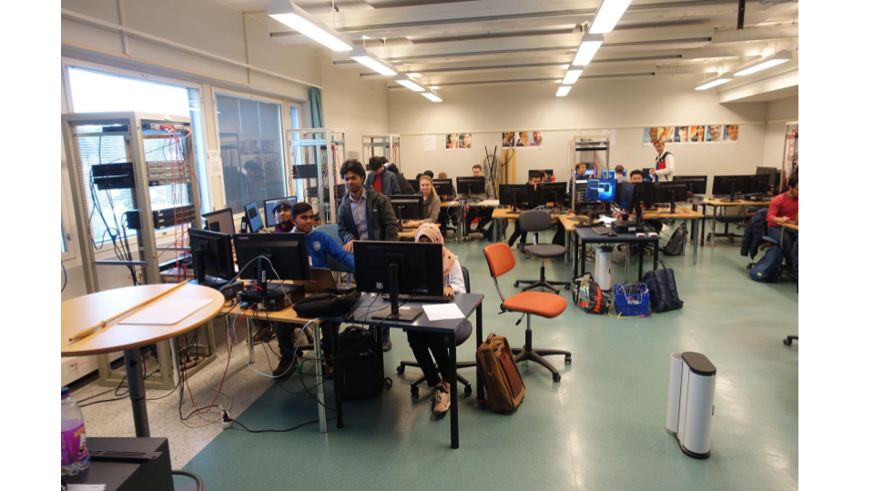 Luokkatila ja opiskelijoita.