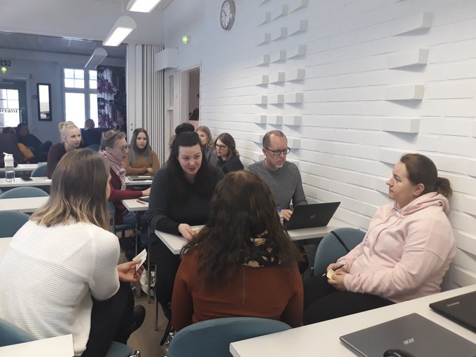 opiskelijat tekevät ryhmätyötä