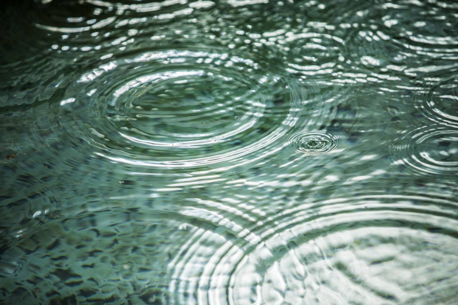 Vesipisaroita veden pinnalla.