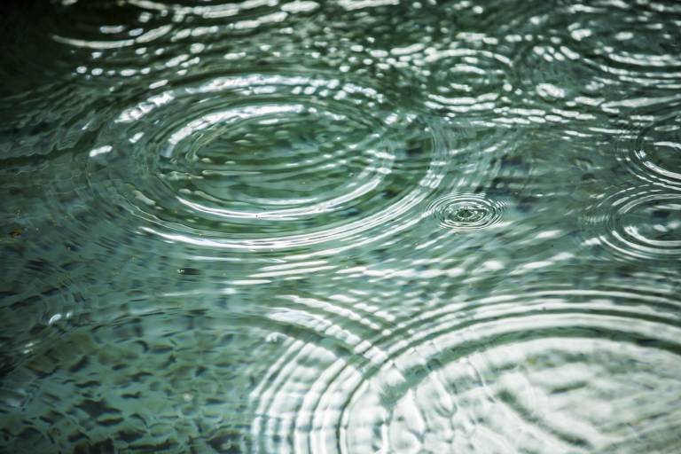 Vesipisaroita veden pinnalla.