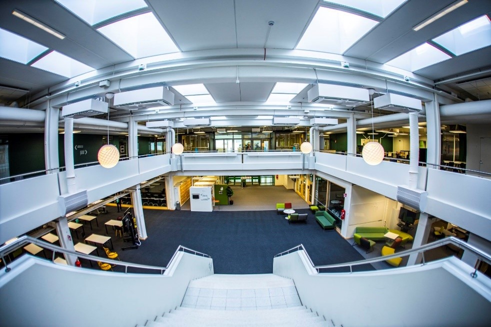 Portaikko ja aula Hervannan kampuksella.