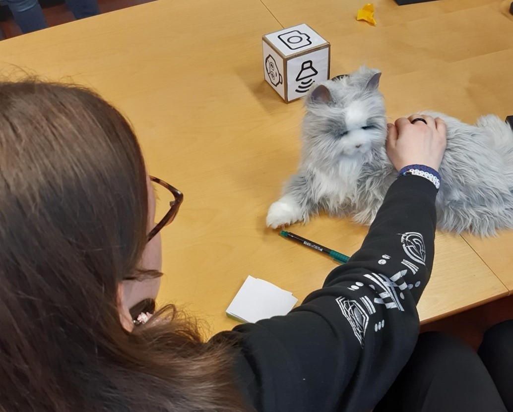 Kosketukseen reagoiva robottikissa