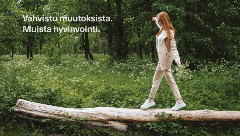 Tyttö metsässä.