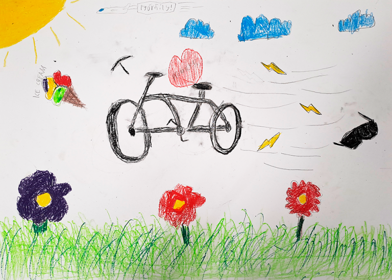Hiilellä ja vahaliiduilla piirretty kuva polkupyörästä, joka liitää maanpinnan yläpuolella, perässään salamoiden kuvia. Muualla piirustuksessa kukkia, aurinkolasit, jäätelöä ja sydän, jossa lukee “pyöräily”, sekä taivaalla lentokone, joka vetää perässään banderollia, jossa lukee myös “pyöräily!”