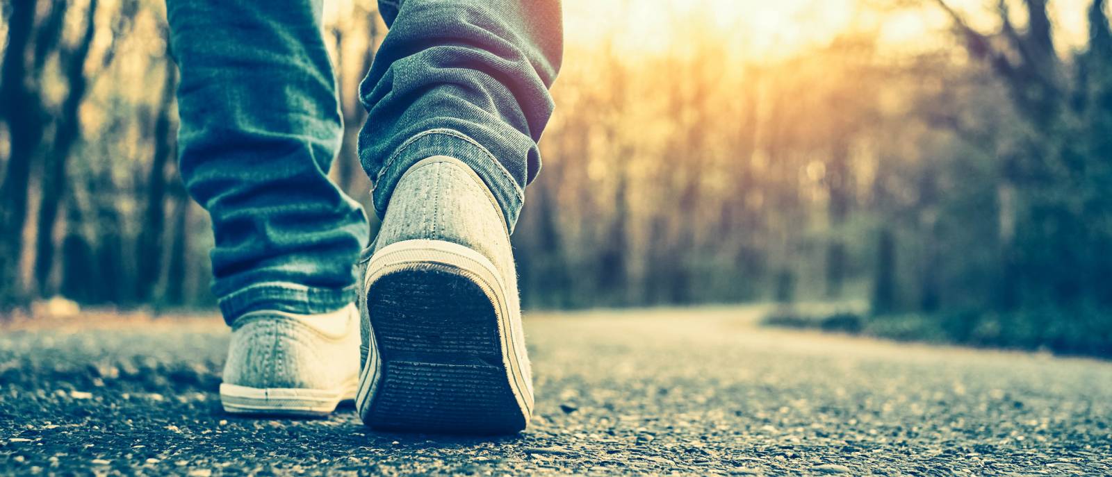 lenkkari astumassa hiekkatiellä