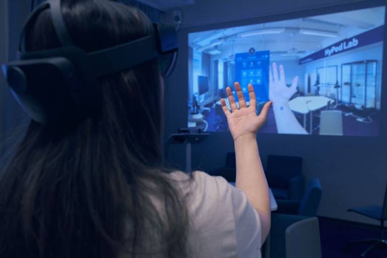 Tyttö VR-lasien kanssa.