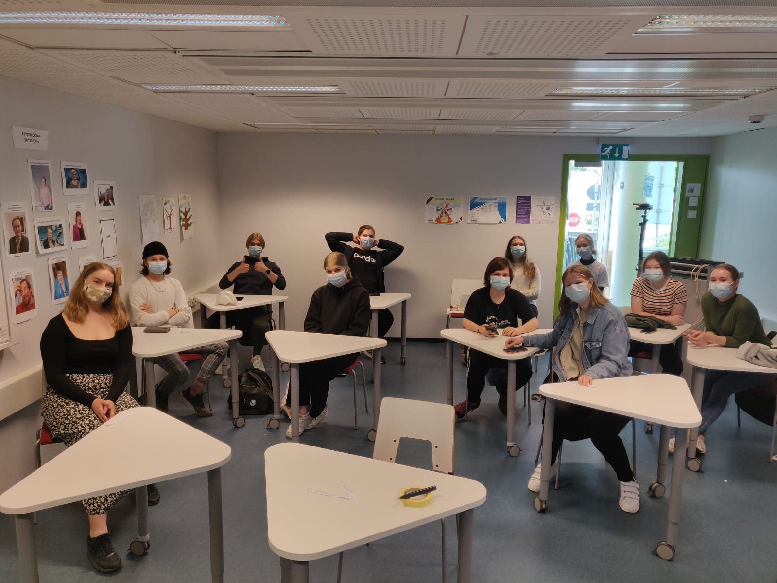 Kuva, jossa norssin lukion opiskelijoita luokassa.