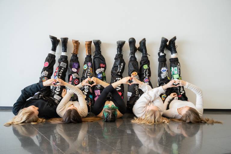 Opiskelijat mustat haalarit jalassa