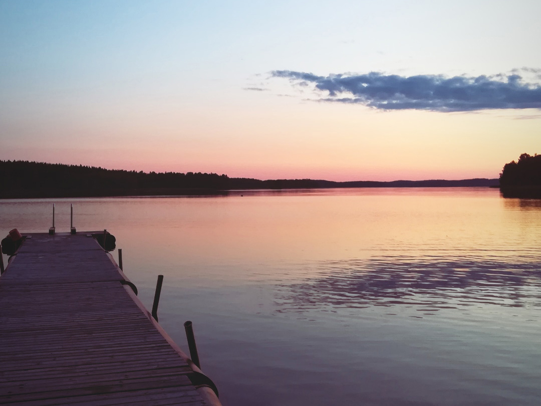 Järvimaisema ja laituri.