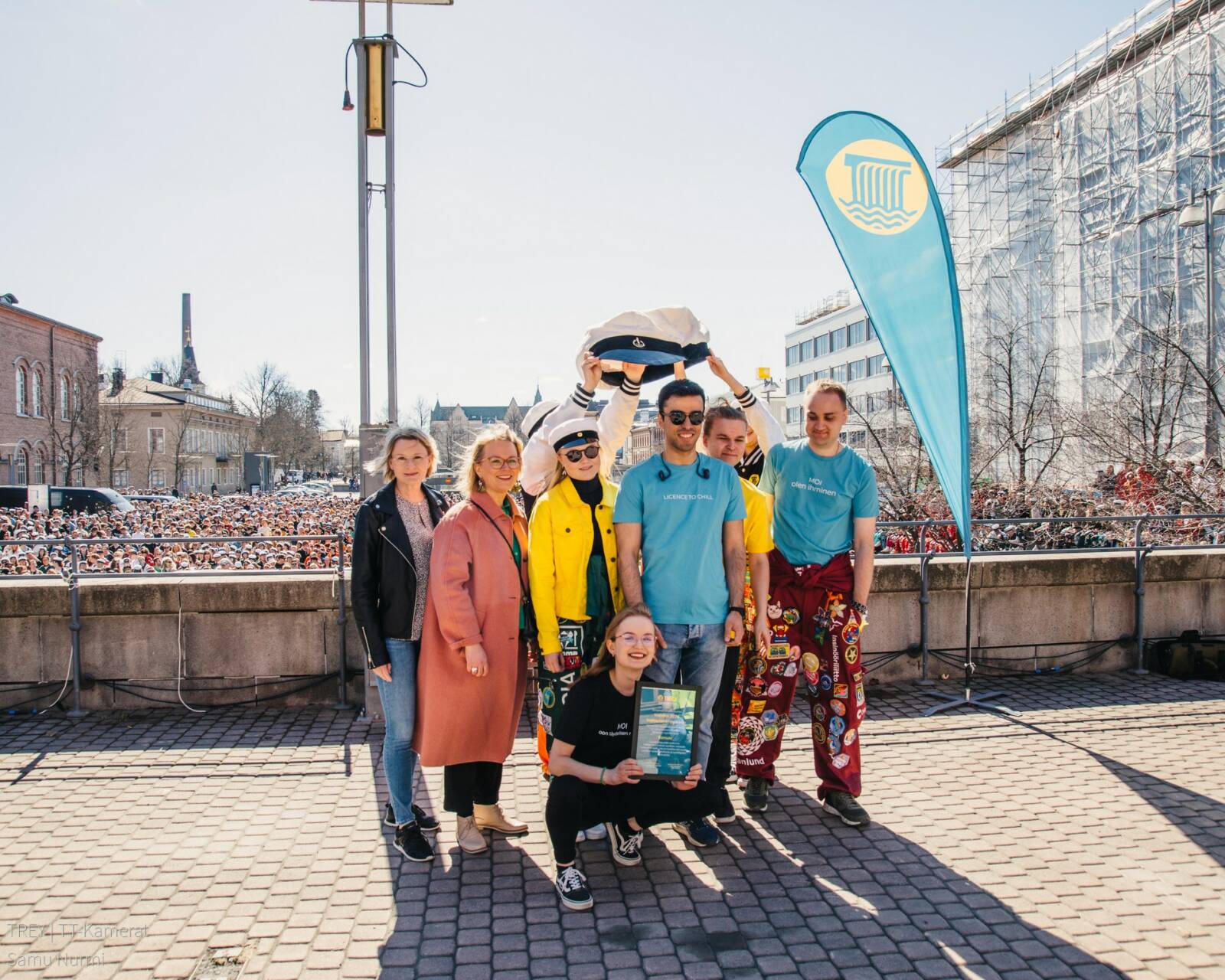 Ryhmäkuva opiskelijoista vappuna Hämeensillalla.
