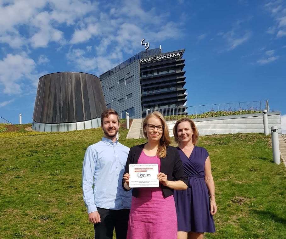 Jenni ja kaksi professoria Kampusareenan edessä.