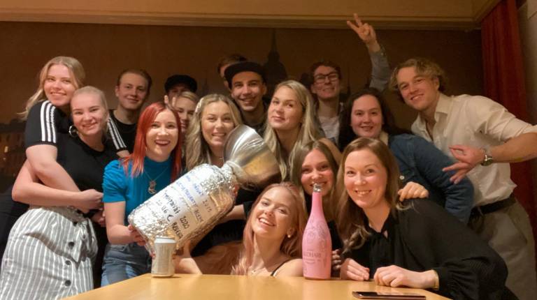 Myyntipäivien voittajatiimi ryhmäkuvassa palkinnon kanssa.