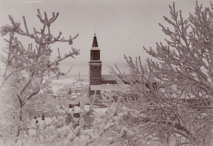 Vanha talvinen kuva Turun tuomiokirkosta.