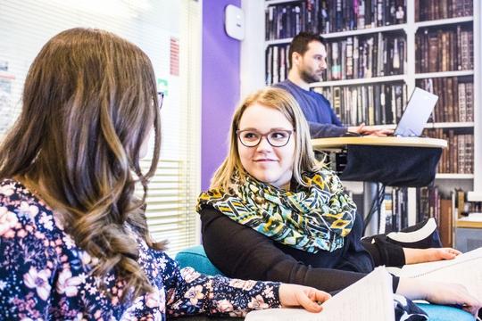 opiskelijoita kirjstossa