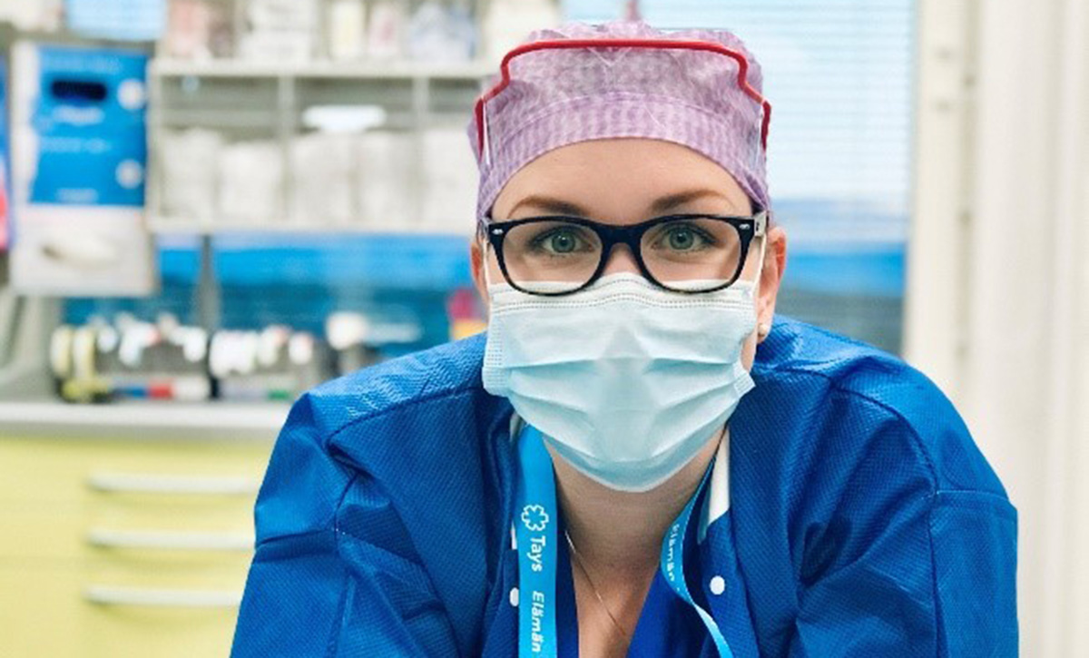 Marianne Särkelän kuva maskin kanssa.