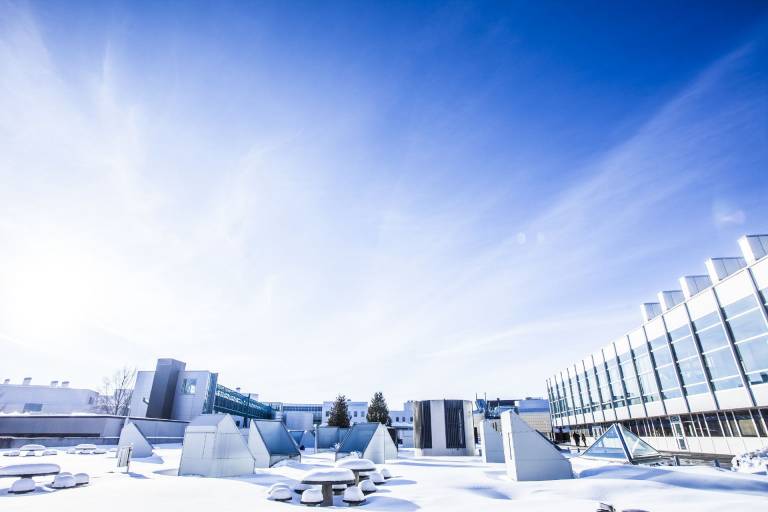 Tampereen yliopisto keskusta kampus talvella