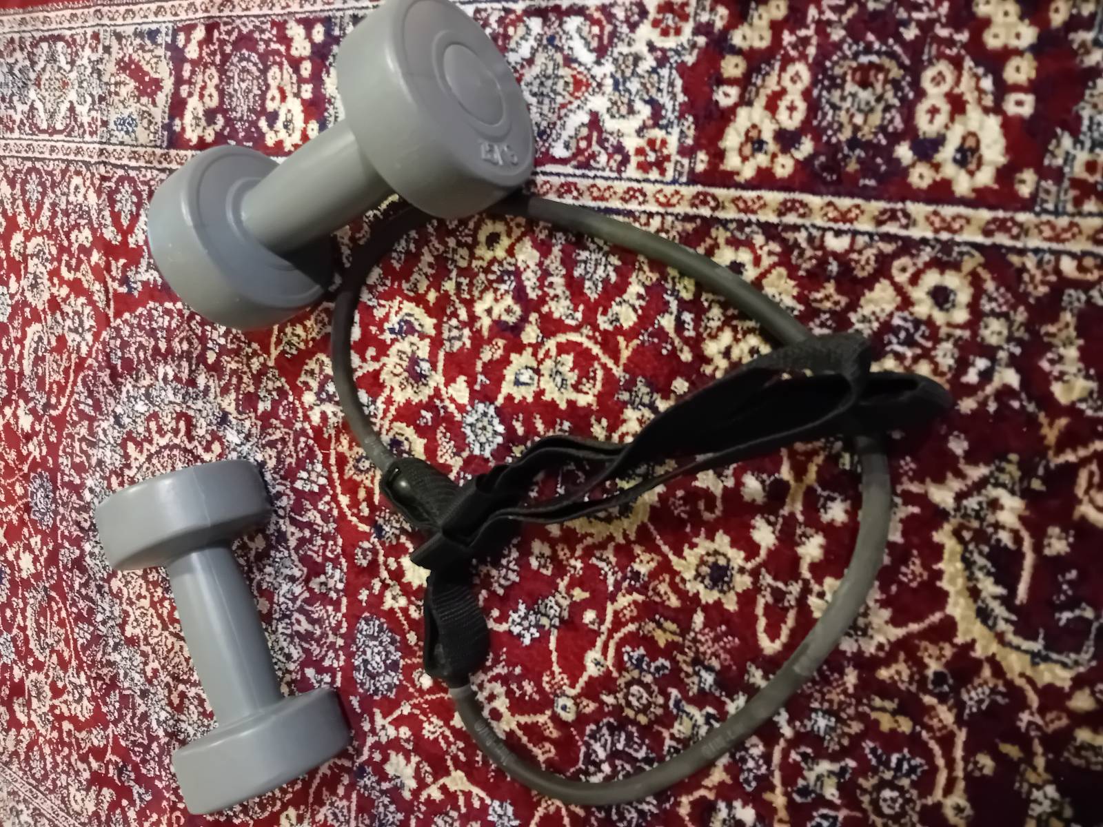 Puntit ja jumppakuminauha maton päällä.