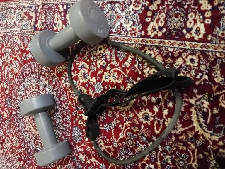 Puntit ja jumppakuminauha maton päällä.